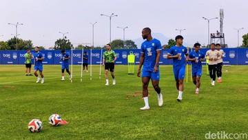 Para pemain Persib saat sedang latihan. (Foto: Bima Bagaskara/detikJabar)