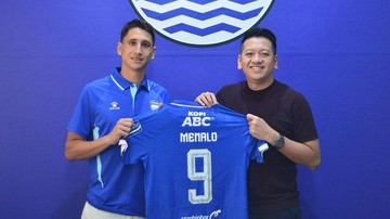 Luka Menalo (kiri) akan memakai nomor punggung 9 di Persib. (Foto: Dok. Persib Bandung)