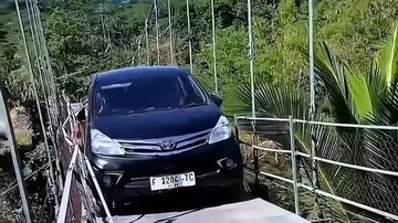 Minibus seberangi sungai dengan jembatan gantung. (Foto: Tangkapan layar video viral)