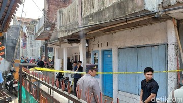 Polisi memasang police line saat penggeledahan rumah terduga pelaku penyebab ledakan di Dadaha. (Foto: Faizal Amiruddin/detikJabar)