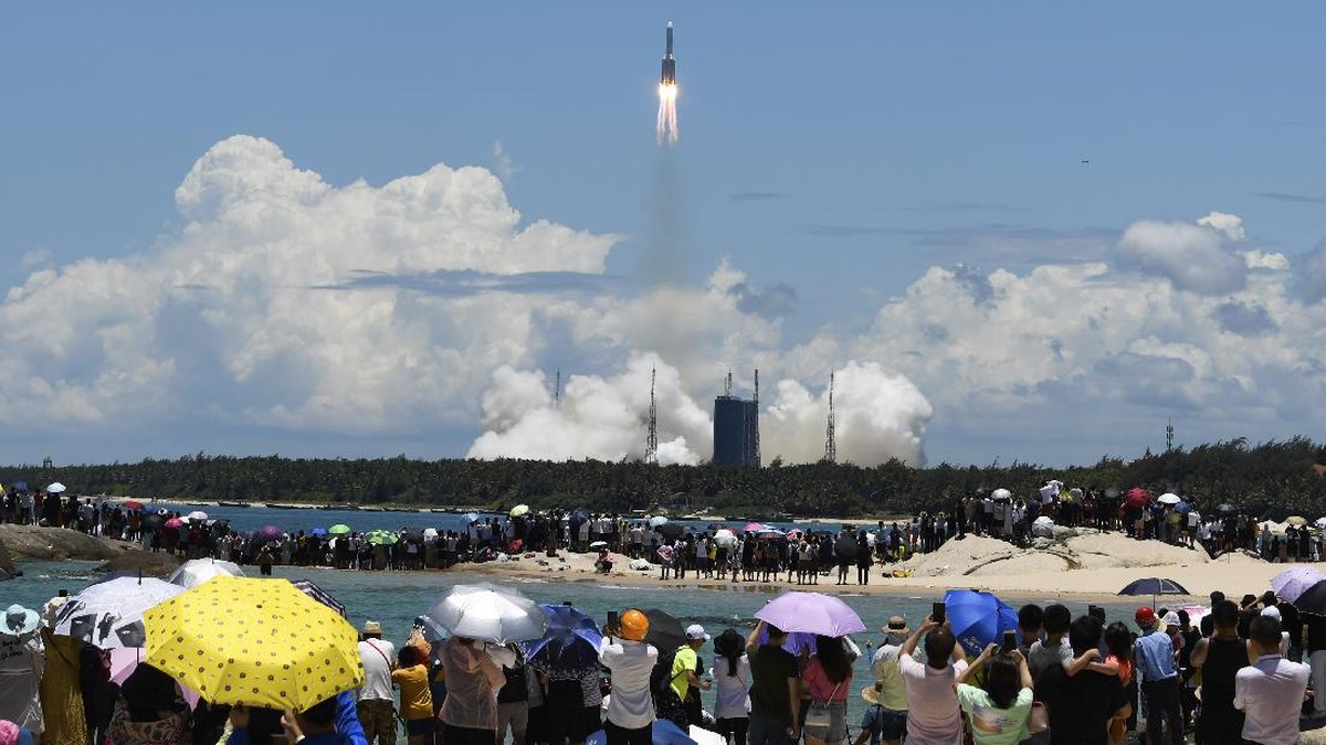 Foto: Misi China ke Mars bernama Tianwen-1 dengan Roket Long March 5. (Yang Guanyu/Xinhua via AP)