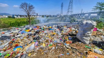 Kondisi sampah di Jalan Raya Ciganitri, Desa Cipagalo, Kecamatan Bojongsoang, Kabupaten Bandung, Senin (13/7/2026). Foto: Yuga Hassani