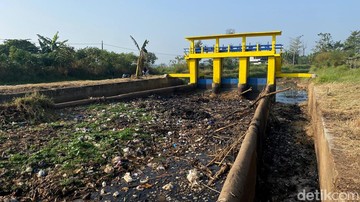 Kondisi Sungai Cikeruh yang mulai mengering gegara kemarau (Foto: Wisma Putra/detikJabar).
