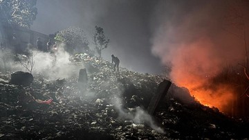 Penutupan permanen area sampah yang menggunung di pinggir Jalan Raya Ciganitri (Foto: Istimewa).