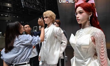 Robot tampil catwalk. Meski diklaim super-realistis, netizen justru menghujat pergerakan kakunya dan menyebut mirip zombi estetis. Foto: Dok. UBTech & BBC.