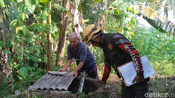 Petugas BPBD saat melakukan pemetaan wilayah rawan kekeringan di wilayah Kecamatan Purbaratu Tasikmalaya. (Foto: Faizal Amiruddin)