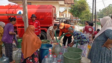BPBD Sumedang salurkan air bersih ke warga (Foto: Istimewa).