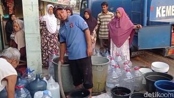 Penyaluran bantuan air bersih untuk warga yang terdampak kekeringan di Tasikmmalaya. (Foto: Deden Rahadian)
