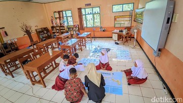 Anak-anak siswa SDN 2 Salakaria sedang asyik membaca di perpustakaan sekolah. (Foto: Dadang Hermansyah/detikJabar)