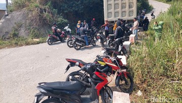Pekerja Proyek Upper Cisokan blokade jalan menuju area kantor menggunakan truk (Foto: Whisnu Pradana/detikJabar)