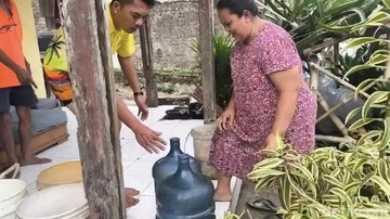Warga saat mengangkut air bersih dari PMI (Foto: Siti Fatimah/detikJabar).