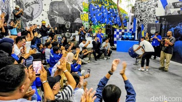 Adam Alis memimpin Viking Clap. (Foto: Bima Bagaskara/detikJabar)
