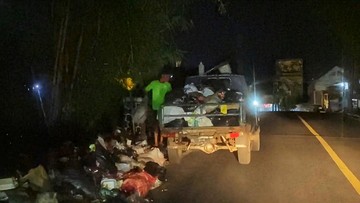 Sampah sengaja dibuang di pinggir jalan oleh oknum warga (Foto: Istimewa)