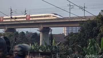 Kereta Cepat Whoosh Berhenti di Cimahi karena gangguan layang-layang (Foto: Whisnu Pradana/detikJabar)