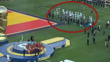 Argentina Membelakangi Spanyol Angkat Trofi Piala Dunia 2026. (Foto: via X.com)