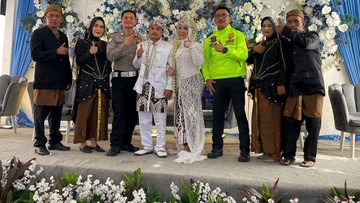 Polisi Arif Karawang diminta jadi saksi nikah oleh warga. Foto: Istimewa