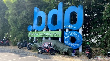 Mobil tak bertuan diparkir sembarangan di Kota Bandung (Foto: Wisma Putra/detikJabar)