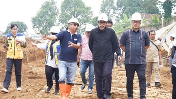 Wakil Ketua DPRD Kota Bogor, Dadang Iskandar Danubrata memdampingi Wakil Ketua DPRD Provinsi Jawa Barat, Ono Surono, meninjau progres pembangunan trase baru Batutulis (Foto: Istimewa)