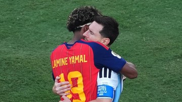 Lamine Yamal berpelukan dengan Lionel Messi di akhir final Piala Dunia 2026 (Foto: IMAGN IMAGES via Reuters/JAMES LANG)