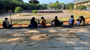 Kondisi pelataran di Lapangan Saparua, Kota Bandung yang rusak (Foto: Wisma Putra/detikJabar)