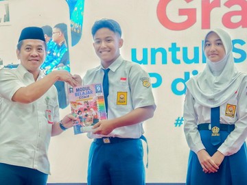 Bupati Karawang Aep Syaepuloh saat peluncuran LKS gratis untuk siswa SD-SMP di Aula Husni Hamid Kompleks Pemda Karawang (Foto: Istimewa).