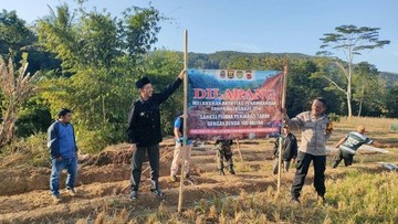Polisi usai memasang spanduk larangan melakukan penambangan emas ilegal di Sukabumi (Foto: Istimewa)