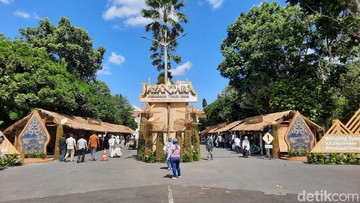 Pemerintah Kabupaten Tasikmalaya merayakan Hari Jadi ke-394 dengan festival UMKM, seni budaya, dan pameran produk lokal, mendorong kebangkitan ekonomi kerakyatan. (Foto: Deden Rahadian/detikJabar)