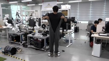 Mirip Kostum Iron Man, Pakaian Robotik Ini Bisa Terpasang Otomatis (Foto: X.com/Dovydas44444)