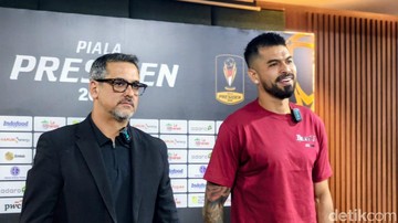 Pelatih Arema FC Marcos Santos (jas hitam) (Foto: Bima Bagaskara/detikJabar)