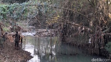 Kondisi sungai yang diduga tercemar limbah pabrik pemotongan batu hijau (Foto: Siti Fatimah/detikJabar)