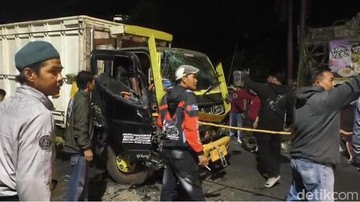 TKP kecelakaan truk adu banteng dengan tronton di Sukabumi (Foto: Siti Fatimah/detikJabar)