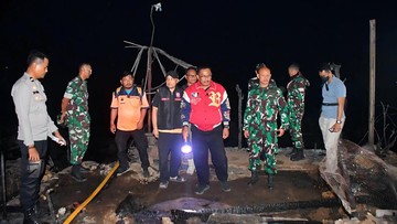 Bupati Sukabumi Asep Japar (jaket merah) saat meninjau lokasi kebakaran. (Foto: dok. Pemkab Sukabumi)