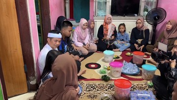 Bupati Purwakarta Saepul Bahri Binzein saat melayat ke rumah satpam yang tewas terborgol di Waduk Jatiluhur (Foto: Dian Firmansyah/detikJabar)