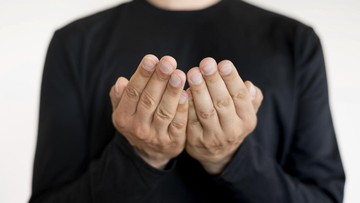Ilustrasi berdoa (Foto: Freepik/Freepik)