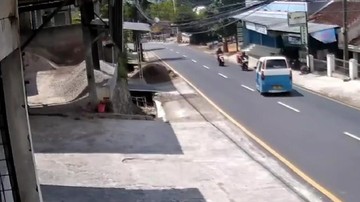 Gambar CCTV Saudara Abenk Marco ditabrak angkot (Foto: Istimewa)