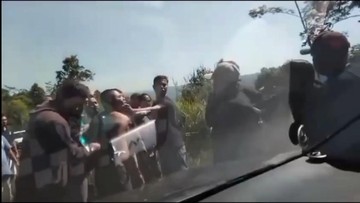 Tangkapan layar video viral korban kecelakaan diamuk massa di Tasikmalaya (Foto: Istimewa)