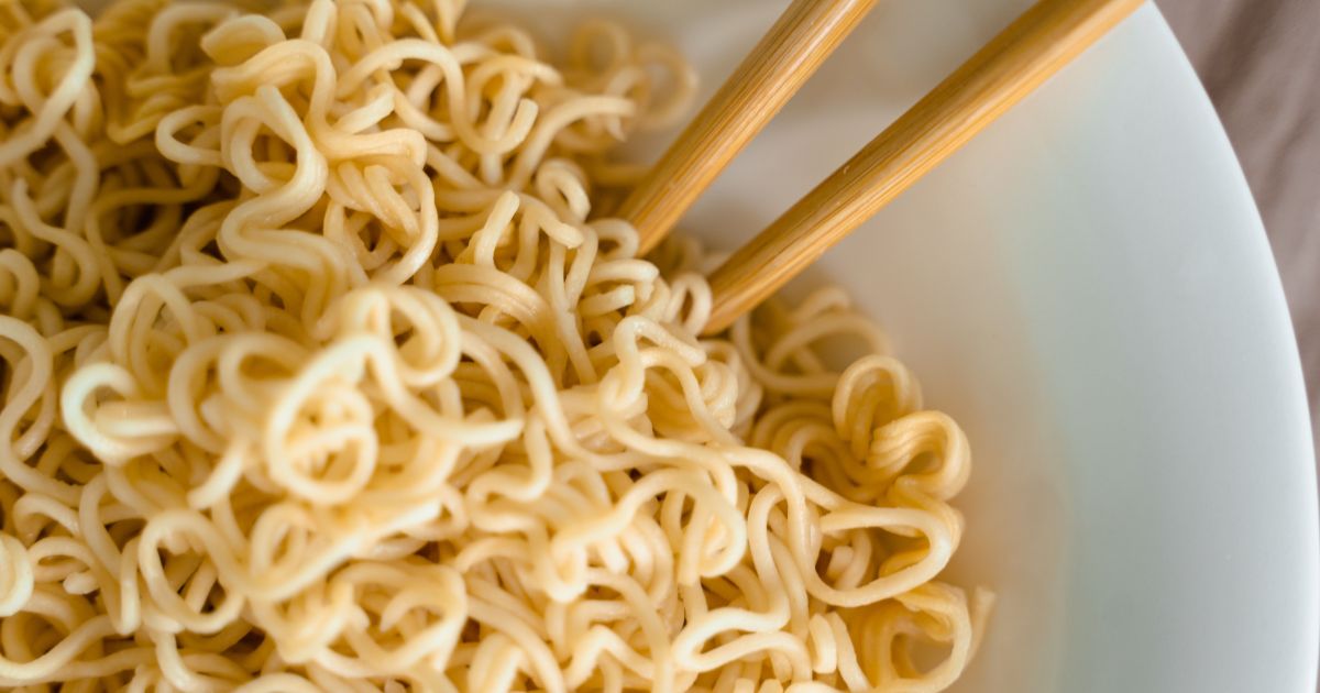 Ilustrasi makan mie instan. (Pexels)