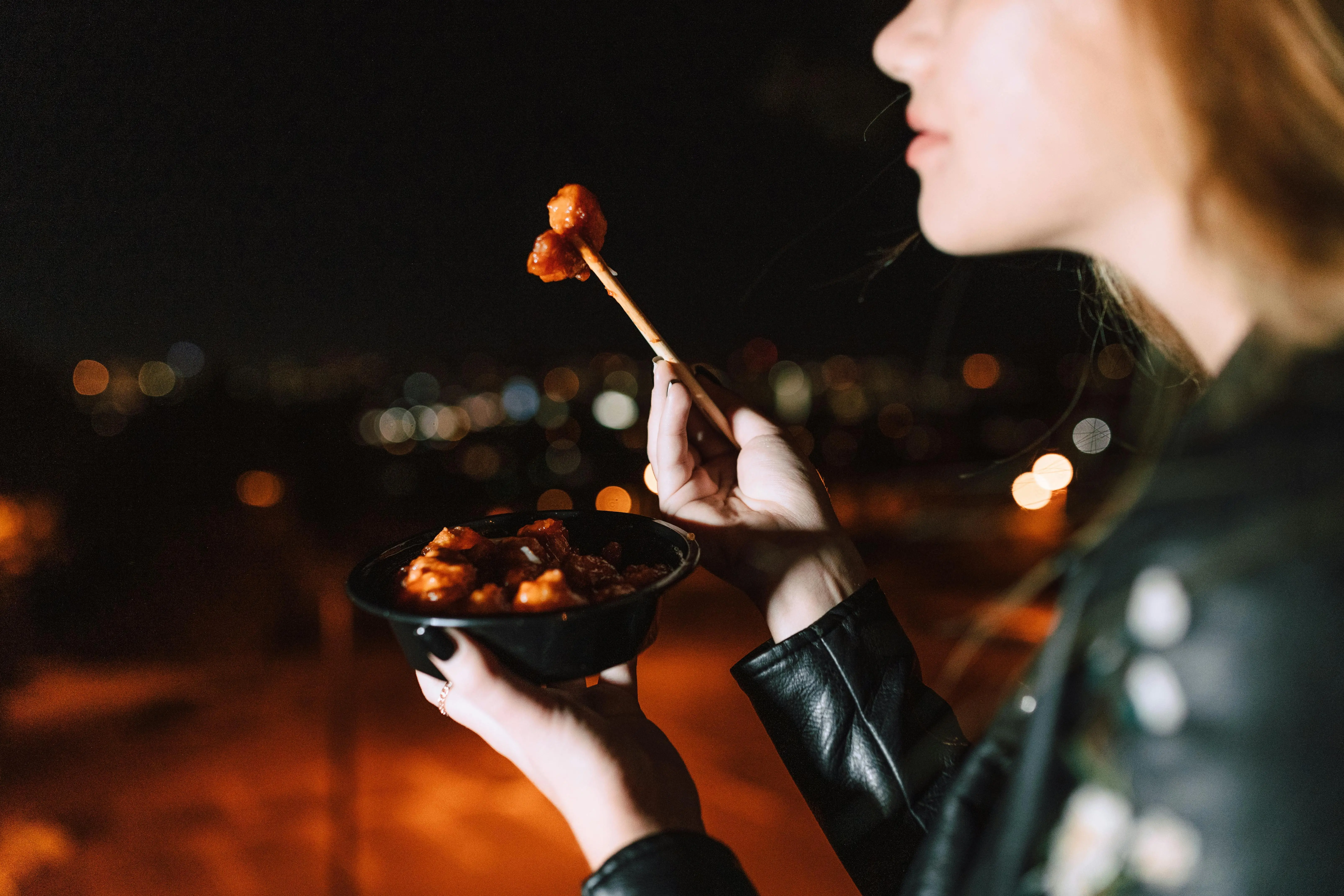 Hubungan Mengejutkan Antara Kebiasaan Makan Malam, Kualitas Tidur, dan Tingkat Stres