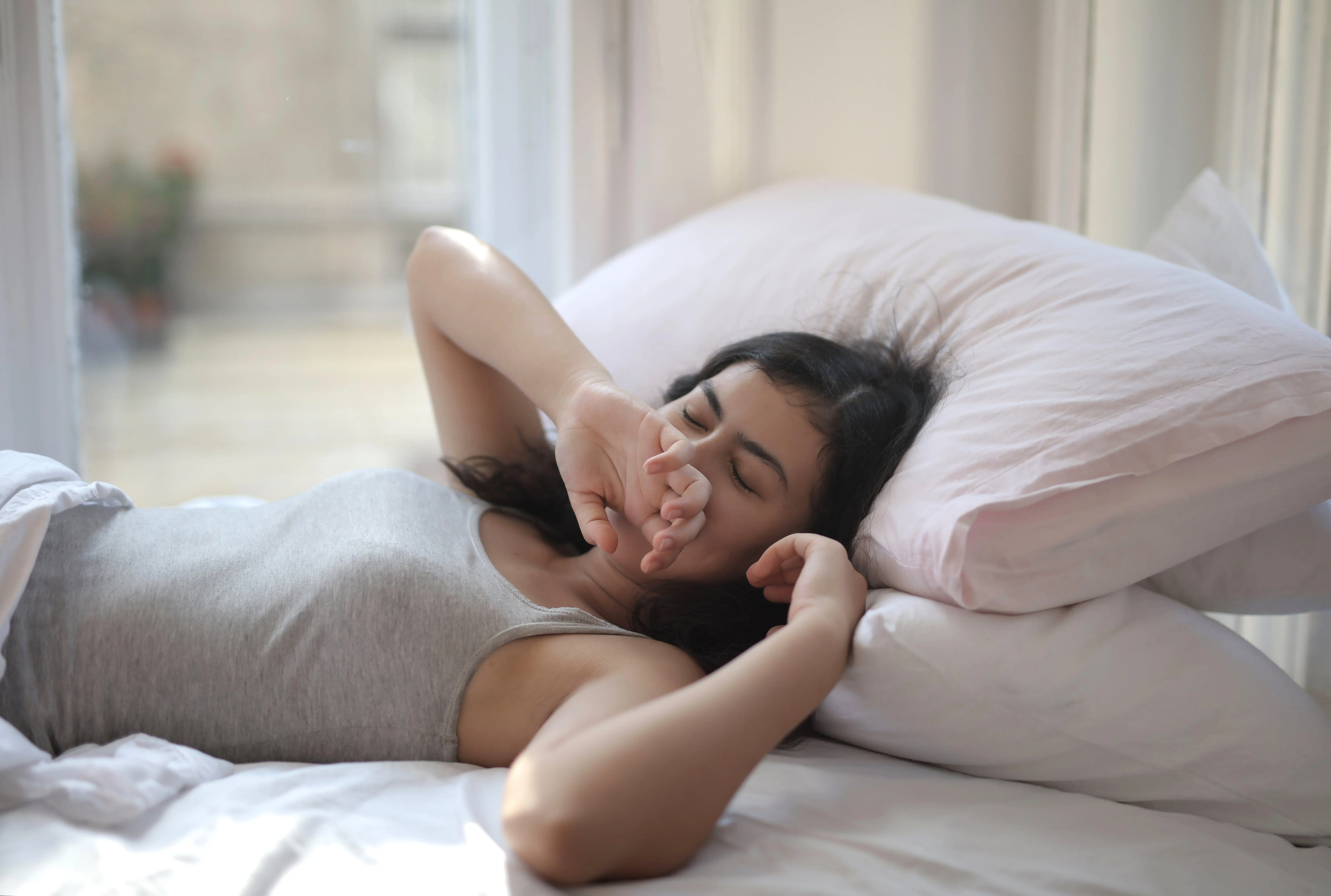 Bau Mulut Saat Bangun Tidur: Kapan Fenomena Normal Ini Menjadi Tanda Bahaya Kesehatan?