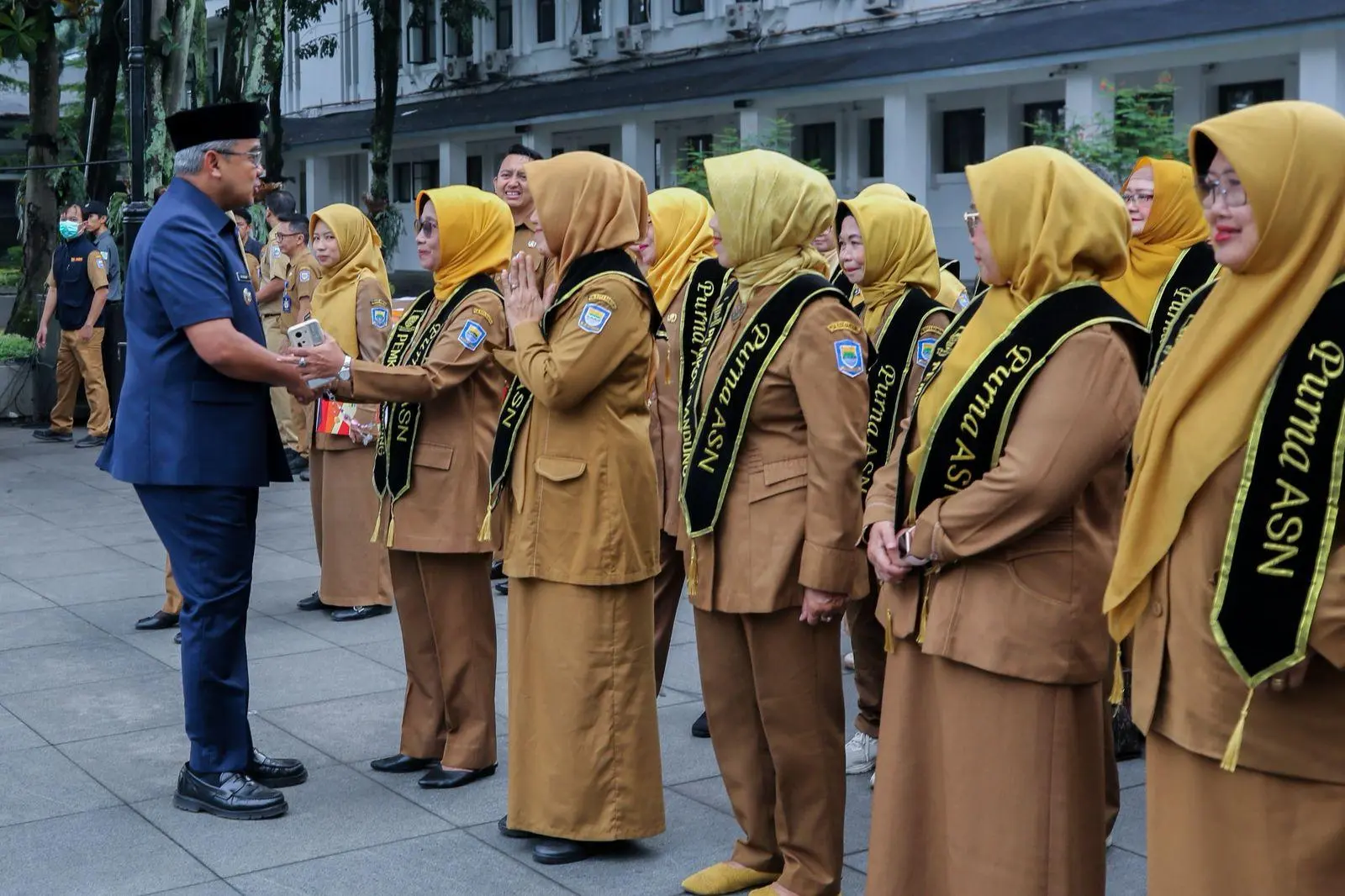Apel Pagi Pemkot Bandung: Pelepasan 124 PNS Purna Tugas dan Kenaikan Pangkat ASN