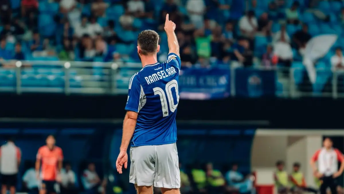 Ramselaar Pamer Trofi, Marc Klok Kirim Emoji, Netizen: apakah ini hilal capt?