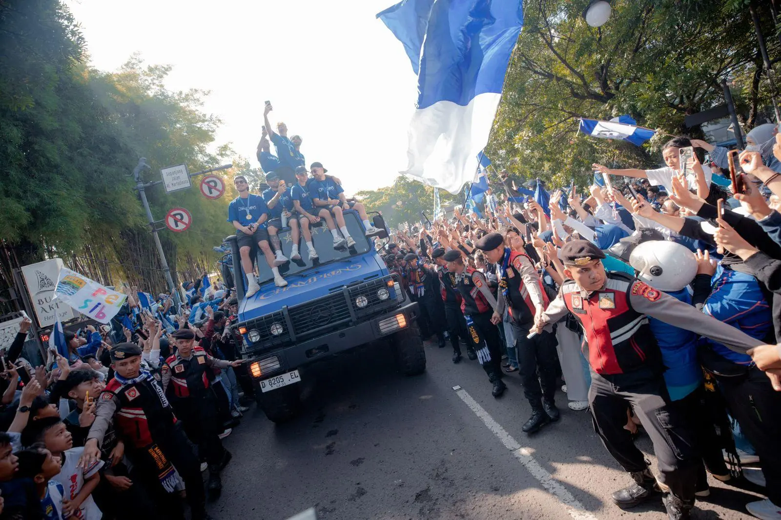 Aksi Heroik Petugas Dishub dan Polisi Amankan Anak Terpisah Saat Konvoi Persib di Bandung