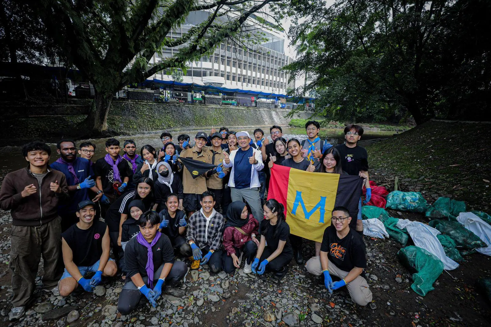 Gandeng Clean Action dan Mahasiswa, Wali Kota Bandung Gelar Aksi Bebersih Cikapundung