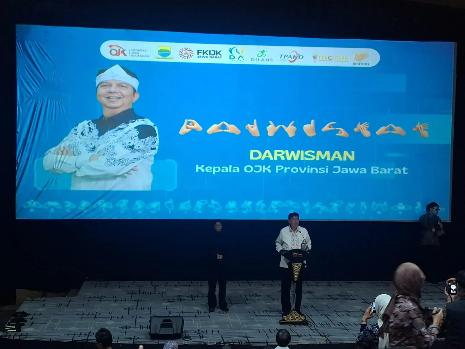 OJK Jabar Latih Puluhan Frontliner Bank di Bandung Kuasai Bahasa Isyarat Bisindo