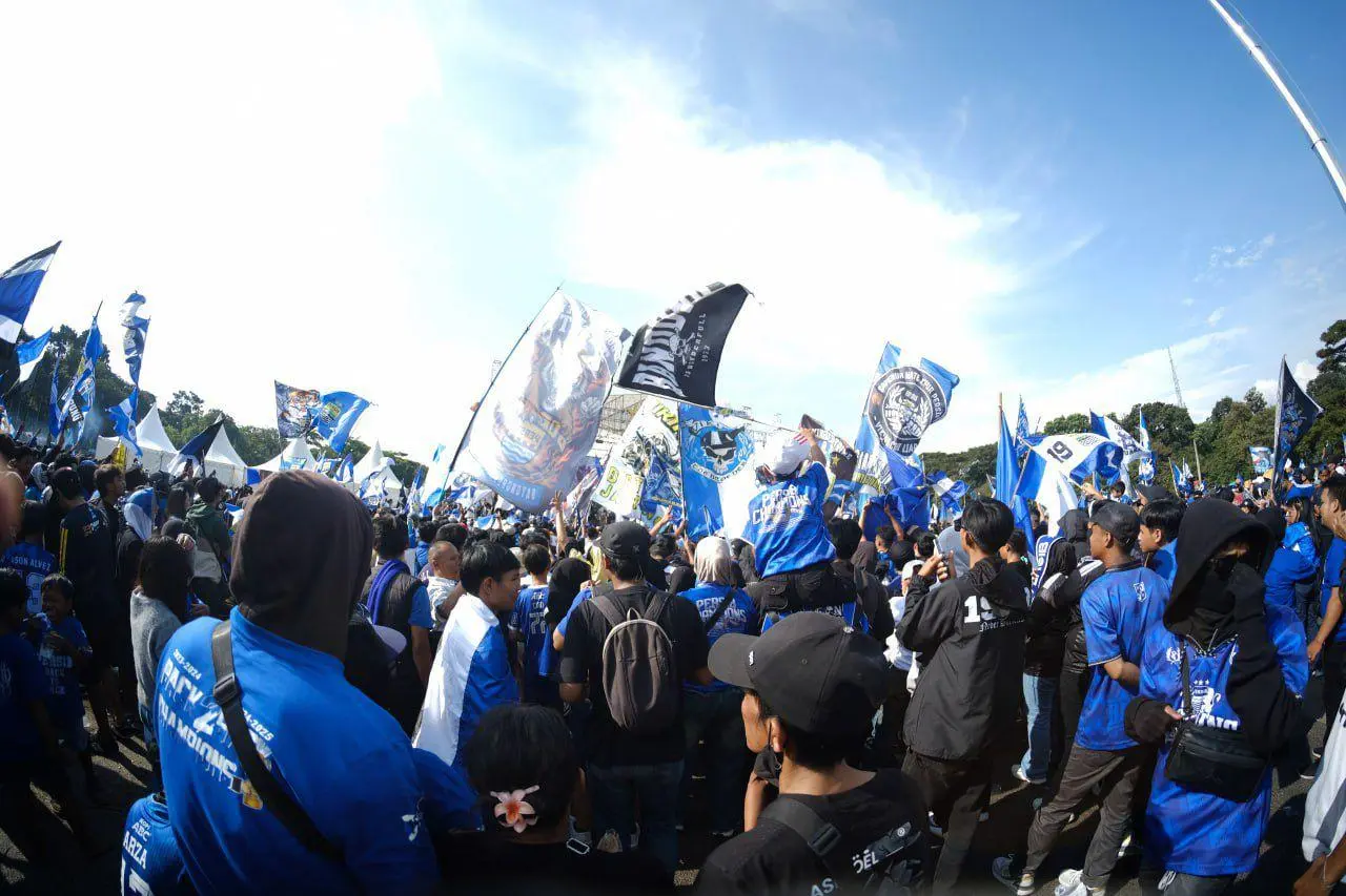 Selangkah Lagi Hattrick Juara, Wali Kota Farhan Ajak Bobotoh Jaga Ketertiban Bandung
