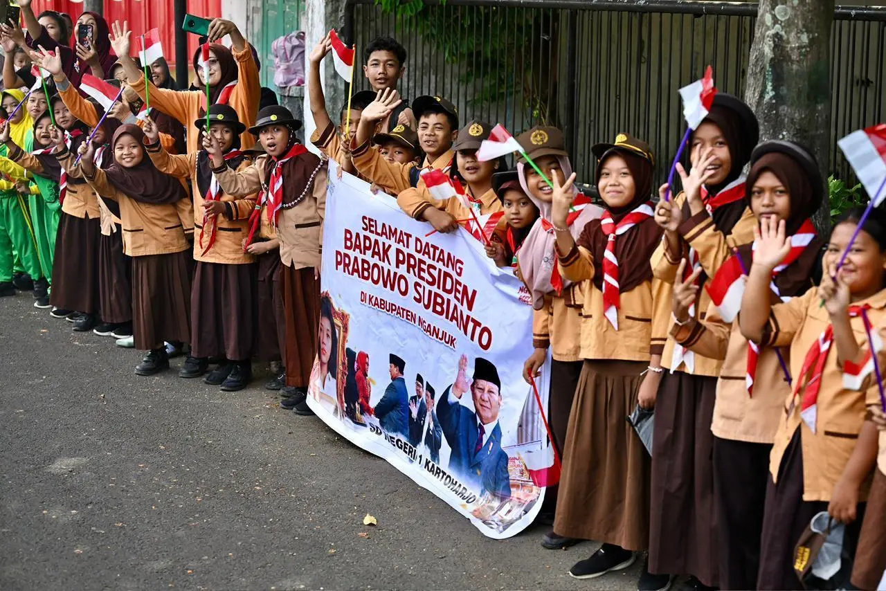 Momen Hangat Presiden Prabowo Sapa Ribuan Warga dan Pelajar di Kabupaten Nganjuk