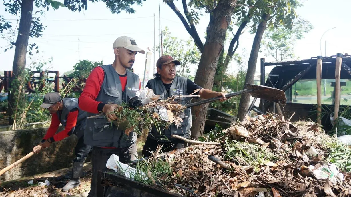 Program Padat Karya Disnaker Bandung di Gedebage: Tingkatkan Ekonomi dan Kebersihan