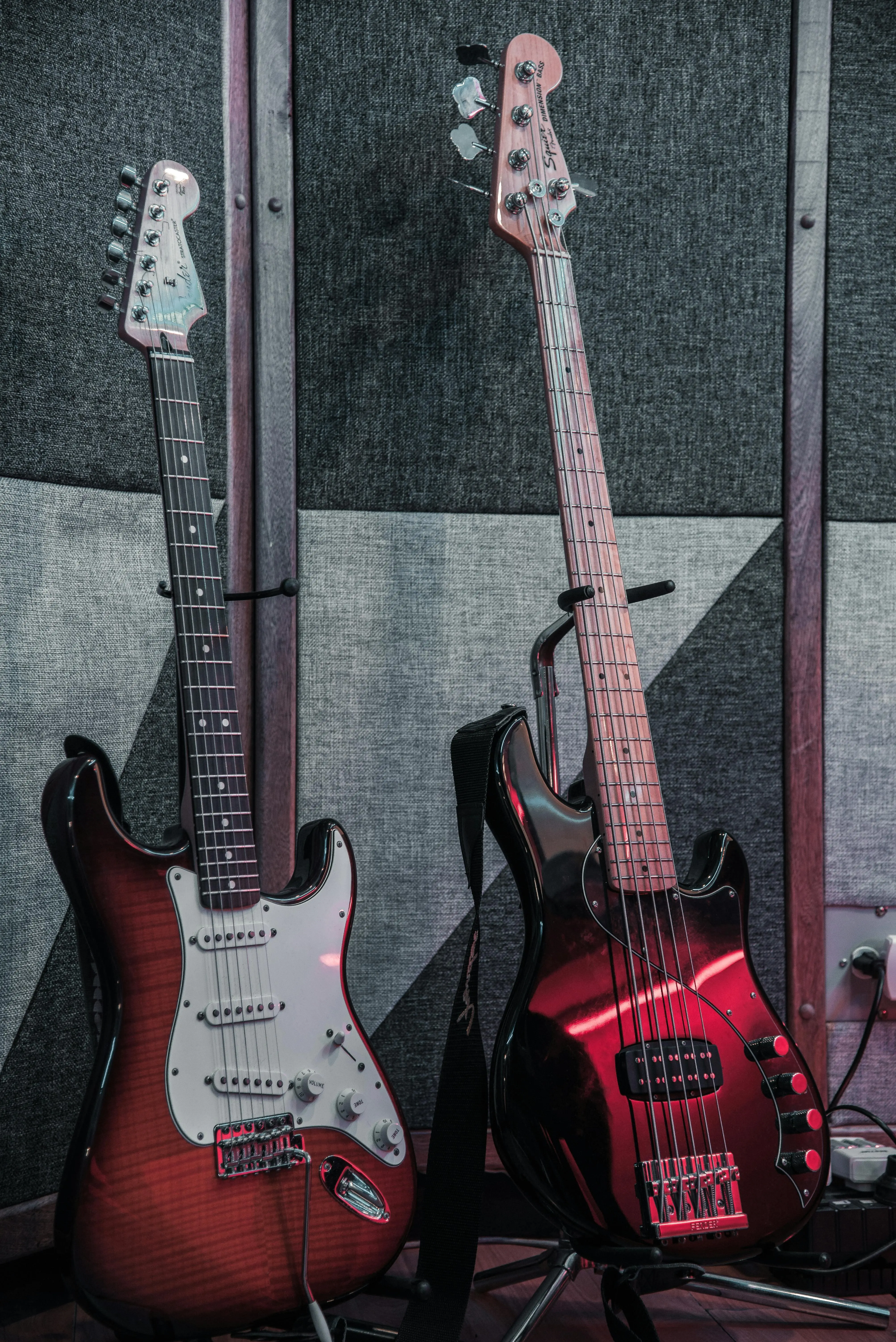Perbedaan Bermain Bass dan Gitar: Memahami Peran dan Karakteristiknya dalam Musik