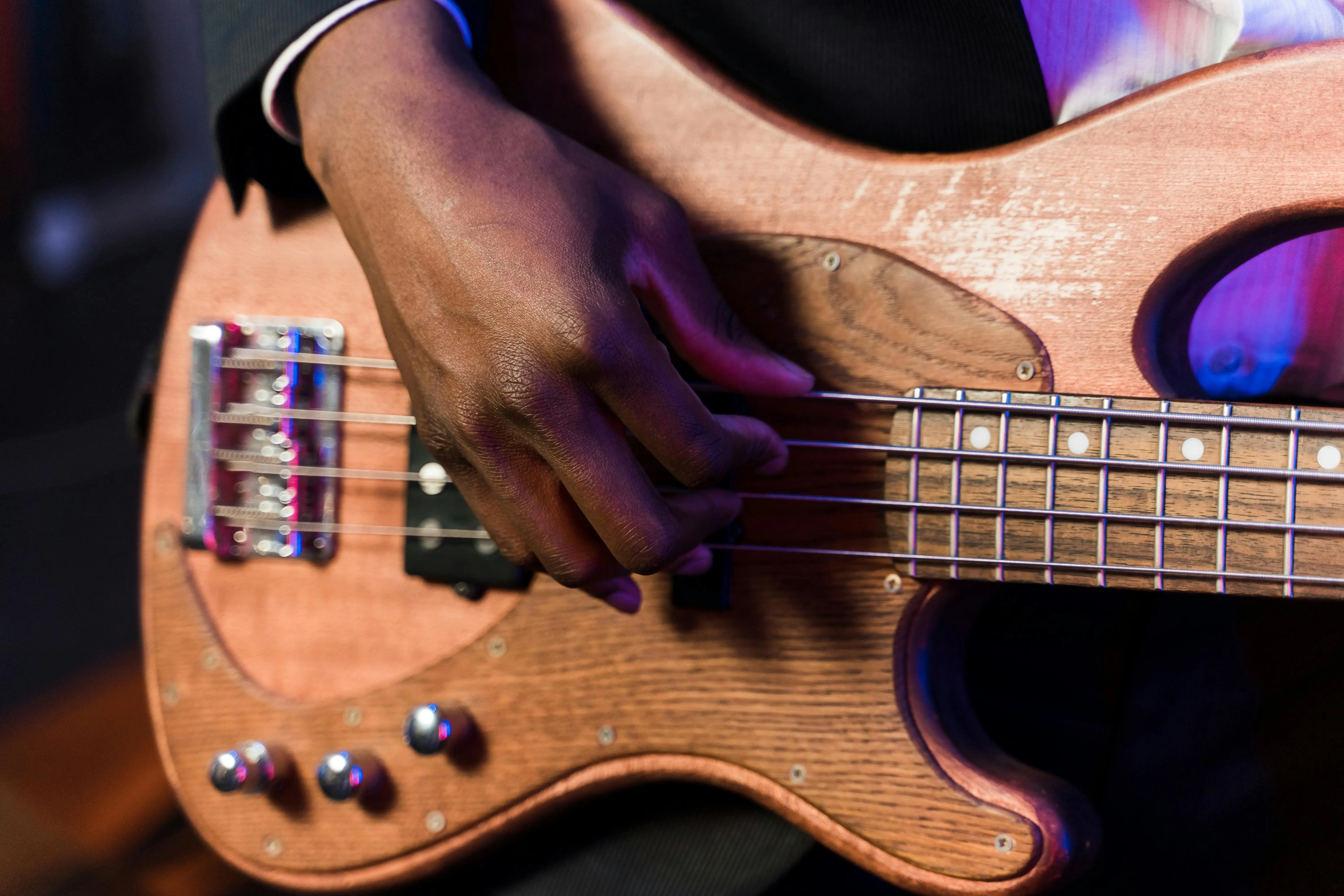 Teknik Dasar Petikan Jari dalam Bermain Bass: Fondasi Menuju Alunan Groove yang Sempurna