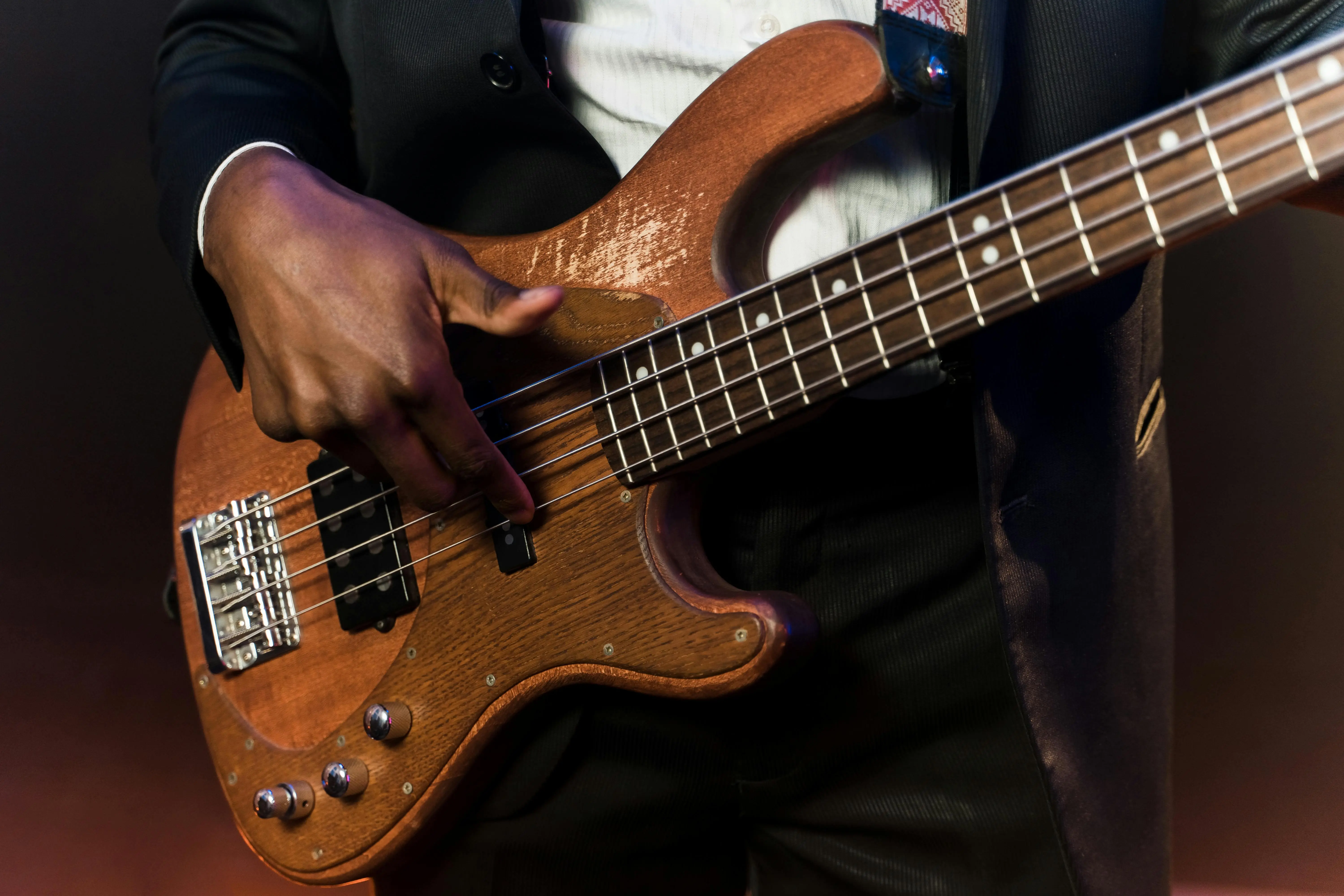 Cara Memegang Gitar Bass yang Benar: Fondasi Utama Menuju Permainan Profesional